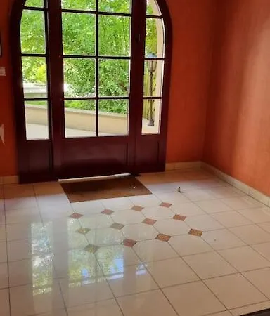 Luxury Apartment *